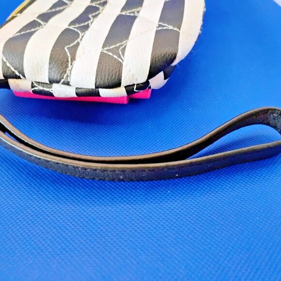 Betsey Johnson Small Wristlet Clutch black/pink, zip closure 9"X5" quilt pattern - Picture 4 of 4